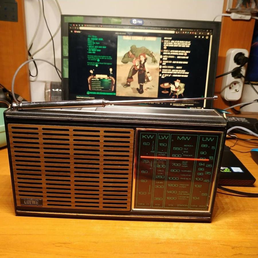 DIY Vintage Fallout Radio ♫
